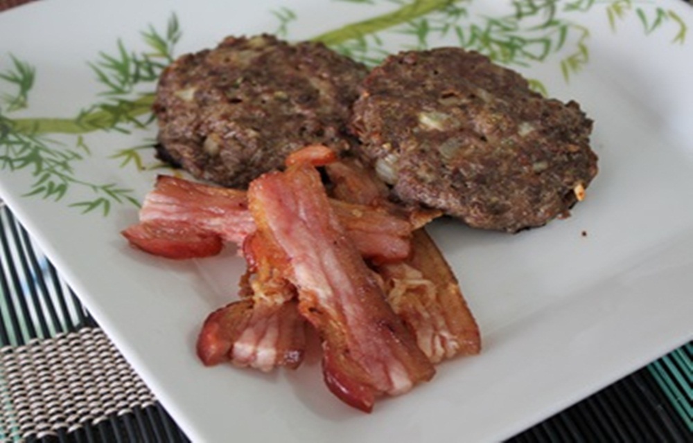 Ir para  <p>Tirinhas de bacon:</p>

<ol>
	<li>Para poupar trabalho e tempo se pode fazer o bacon no micro-ondas;</li>
	<li>Embrulhe as tirinhas enfileiradas em papel toalha e deixe por aproximadamente 1 minuto em...